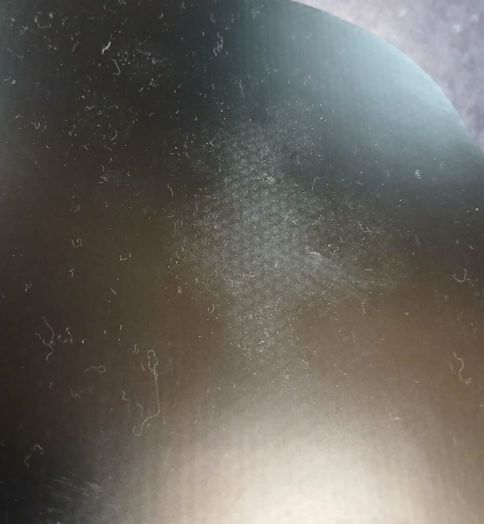 卓球ラケット　ラケットの一部分だけボールが当たり白くなっている画像