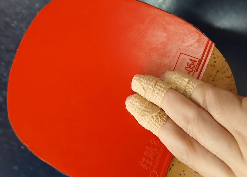 卓球　中国式ペンで裏面の指の滑り止めを目的としたテーピングテープを巻いて実際にグリップしたところ