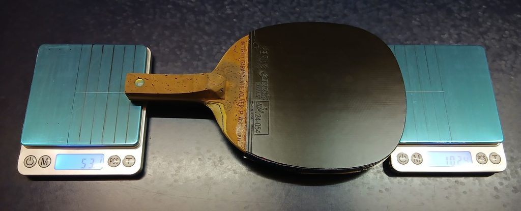 卓球ラケットの重心を簡易的な方法で測定している画像