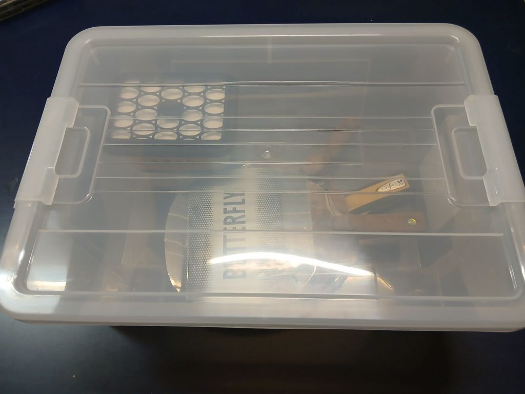 卓球ラケットの湿気対策：プラスチックケースに保管（蓋閉めた状態）